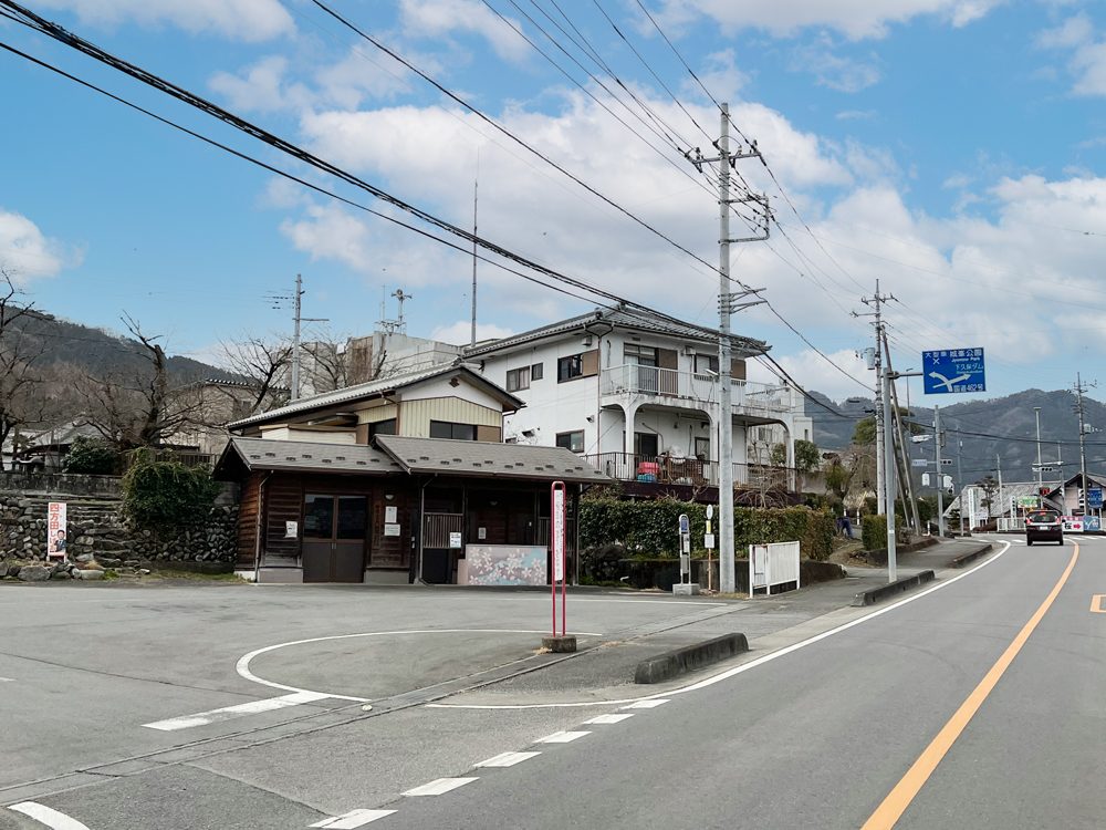 神泉総合支所(バス乗換の目印)